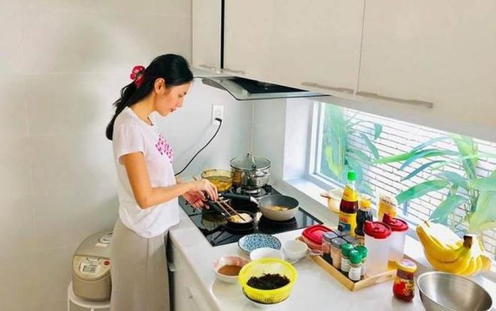 Thời trang vào bếp của mỹ nhân Vbiz: Elly Trần gợi cảm đốt mắt