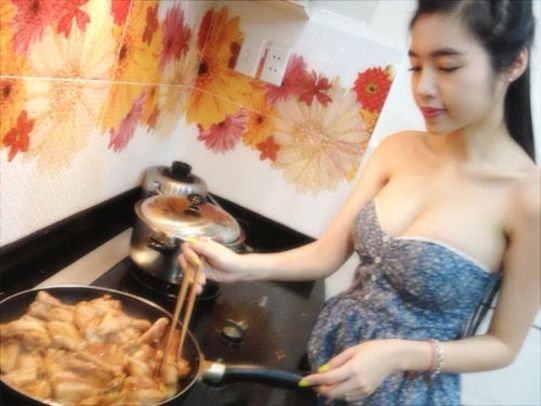 Thời trang vào bếp của mỹ nhân Vbiz: Elly Trần gợi cảm đốt mắt