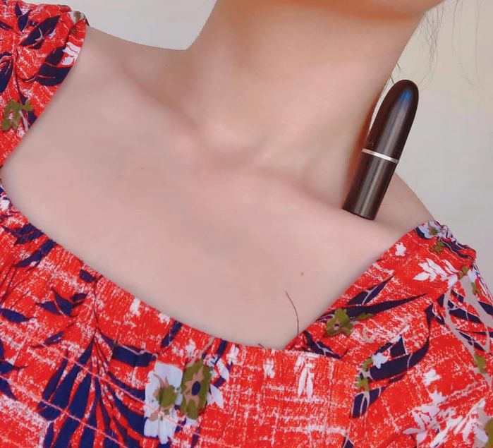 Thử thách đặt son lên xương quai xanh trào lưu làm hội chị em đau lòng
