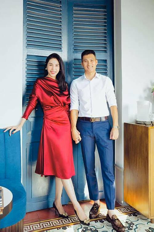 Ảnh sao Việt: Thủy Tiên khoe ông xã, Ngọc Trinh lộ thân hình gầy guộc