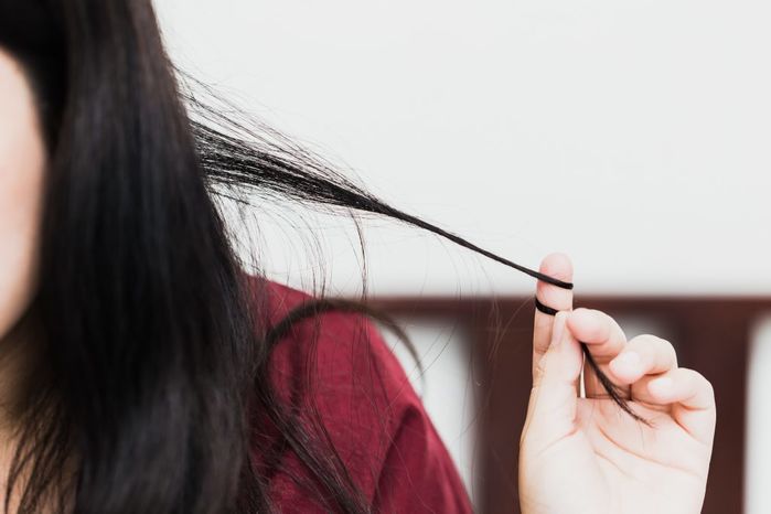 TS Minh Phương: Việc nhổ tóc xoăn, ngứa chỉ khiến tóc xấu và yếu đi