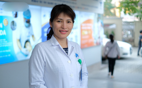 TS Minh Phương: Việc nhổ tóc xoăn, ngứa chỉ khiến tóc xấu và yếu đi