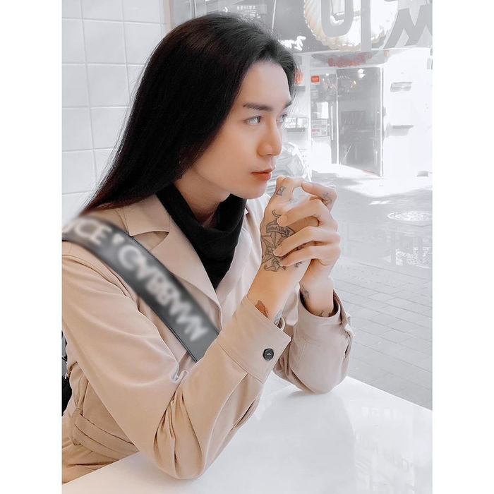 Vợ chồng Hari Won hội ngộ gia đình Chí Tài, Elly Trần ăn mì cũng sexy