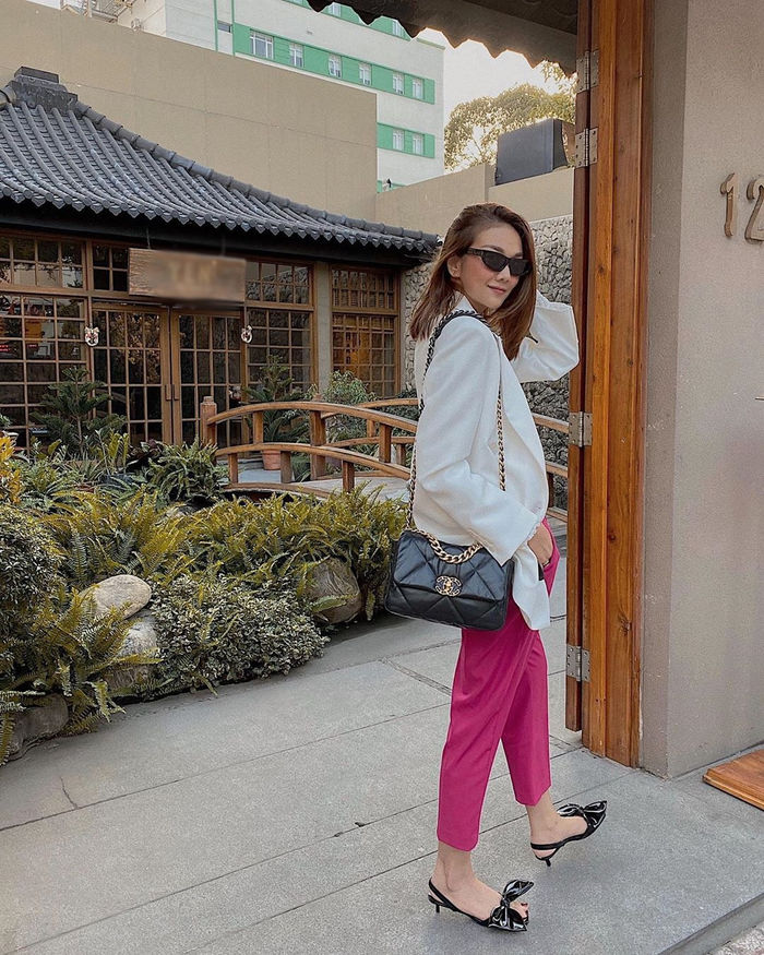 Vợ chồng Hari Won hội ngộ gia đình Chí Tài, Elly Trần ăn mì cũng sexy