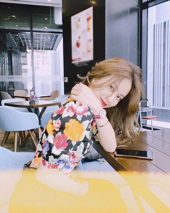 Vợ chồng Hari Won hội ngộ gia đình Chí Tài, Elly Trần ăn mì cũng sexy