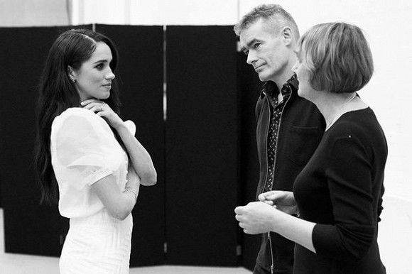 Vừa trở lại Anh, Meghan đã làm lu mờ mẹ chồng đúng ngày trong đại