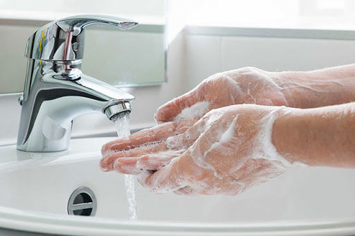 Cầm điện thoại vào nhà vệ sinh có thể tạo ổ vi khuẩn truyền nhiễm