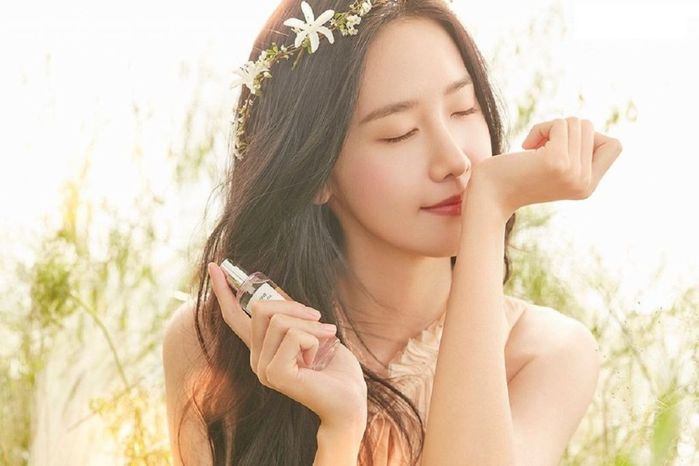 Xịt nước hoa vào rốn, mắt cá chân,…để “ngát hương” suốt cả ngày dài