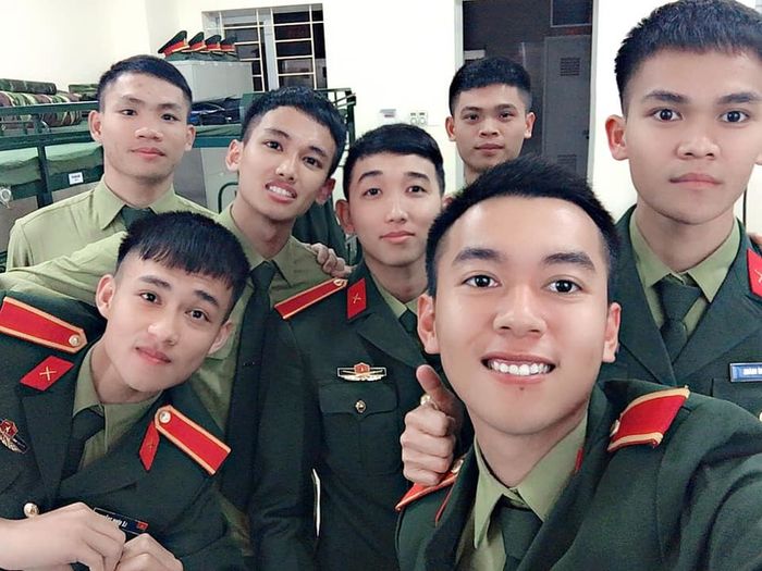 Con gái à, yêu quân nhân là Tình trong ngực và đất nước trên vai