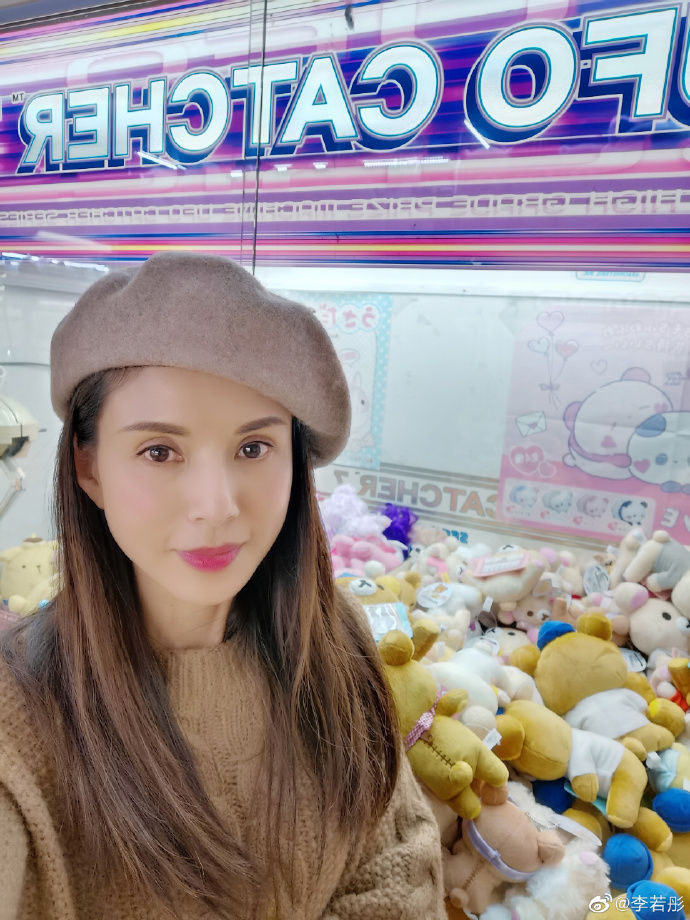 Tiểu Long Nữ Lý Nhược Đồng U50 vẫn khoe eo thon, dáng chuẩn