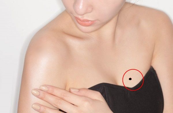 Những nốt ruồi ở “vùng nhạy cảm” trên cơ thể phụ nữ dự báo điều gì?