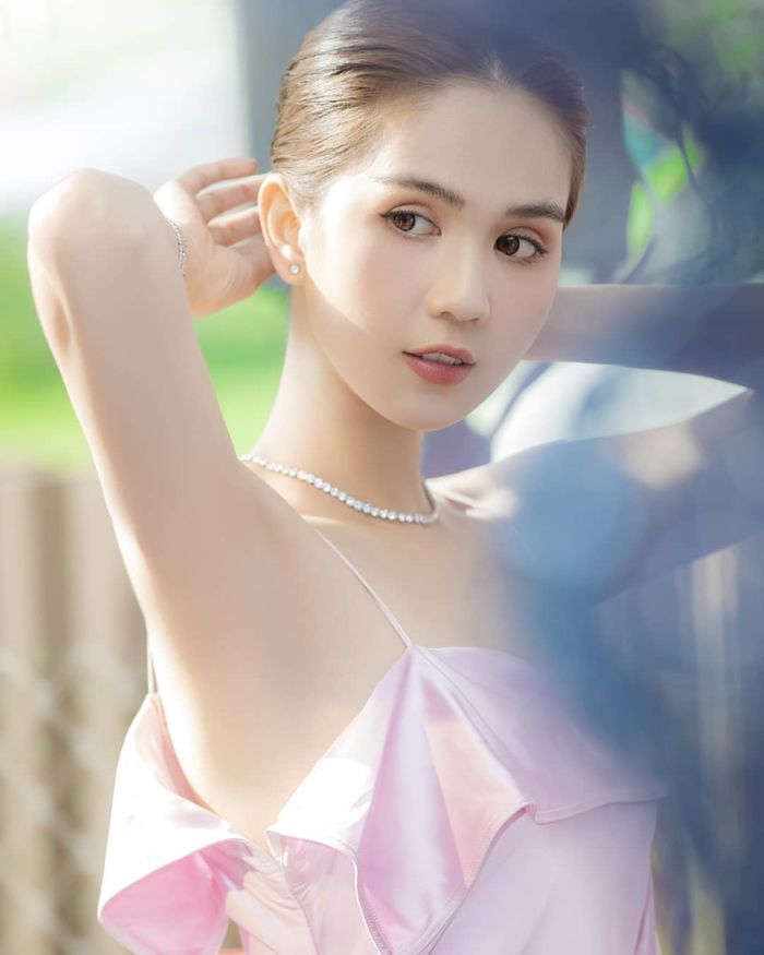Không hở bạo, Ngọc Trinh ăn diện sương sương lại được khen hết lời