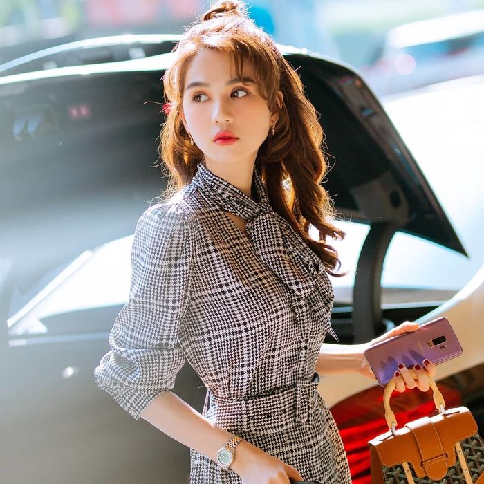 Không hở bạo, Ngọc Trinh ăn diện sương sương lại được khen hết lời