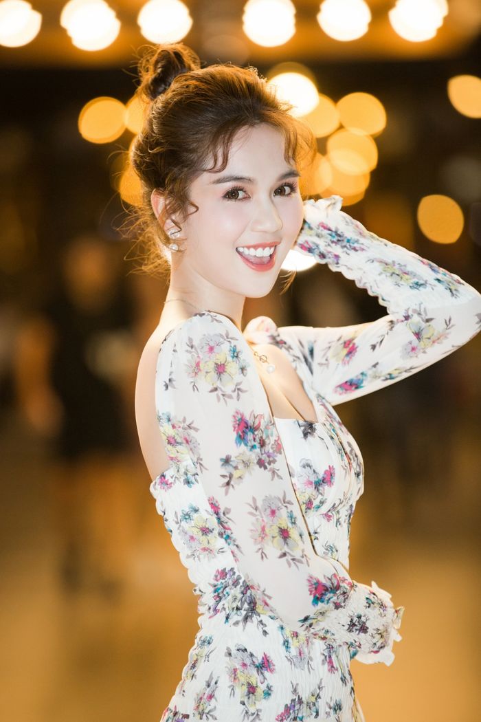 Không hở bạo, Ngọc Trinh ăn diện sương sương lại được khen hết lời
