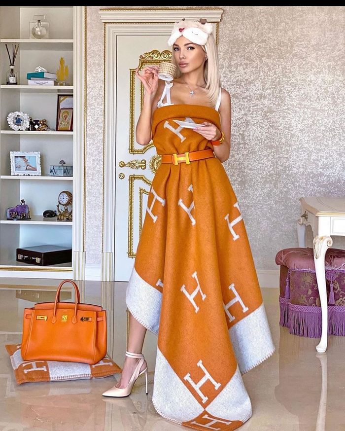 Mốt quấn chăn mền thành váy lên ngôi - Blanketchallenge