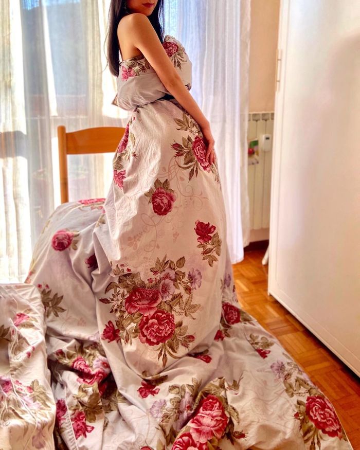 Mốt quấn chăn mền thành váy lên ngôi - Blanketchallenge