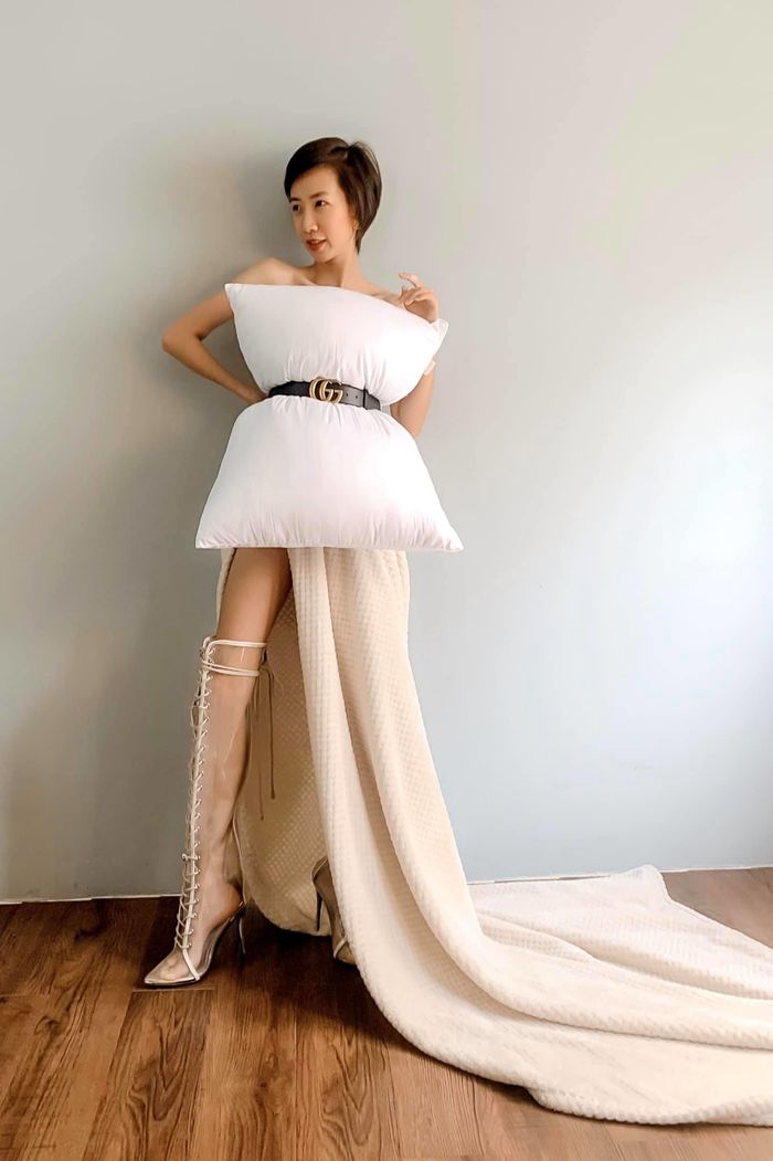 Mốt quấn chăn mền thành váy lên ngôi - Blanketchallenge