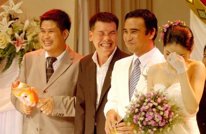 Bi hài trong đám cưới sao Việt: Lâm Khánh Chi lỗ sấp mặt