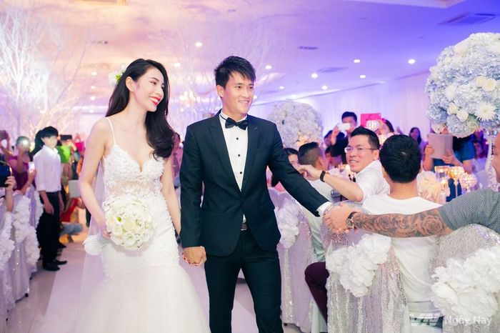 Bi hài trong đám cưới sao Việt: Lâm Khánh Chi lỗ sấp mặt