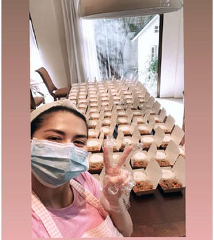 Marian Rivera tự nấu 200 suất cơm ủng hộ các y, bác sĩ đang chống dịch