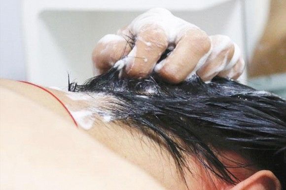 Sai lầm hay mắc phải khi gội đầu: Hay đổi dầu gội, gội mỗi ngày