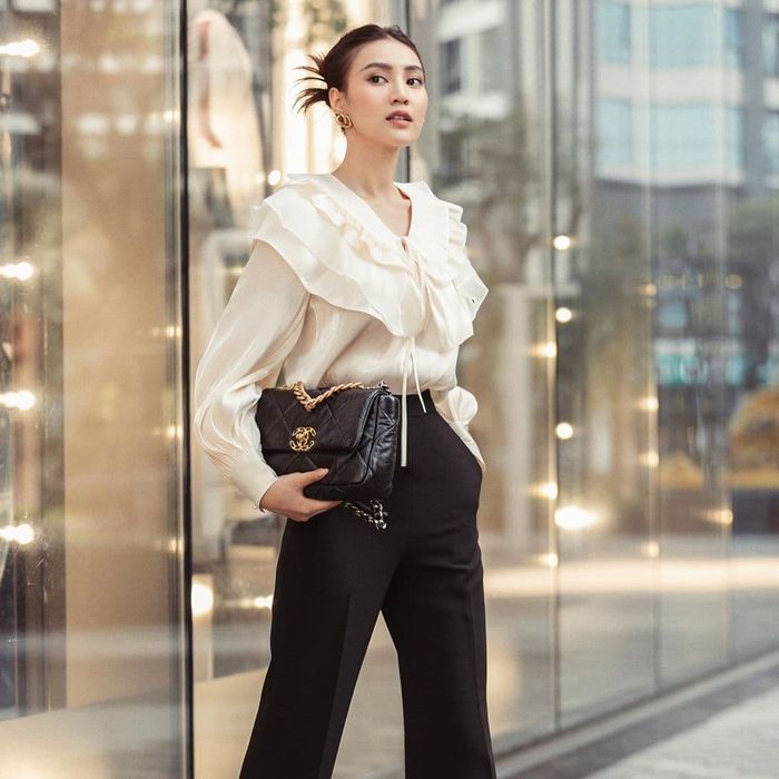 Ảnh sao Việt 2/4: Hari Won bóc phốt Trấn Thành, Tóc Tiên mặc gợi cảm