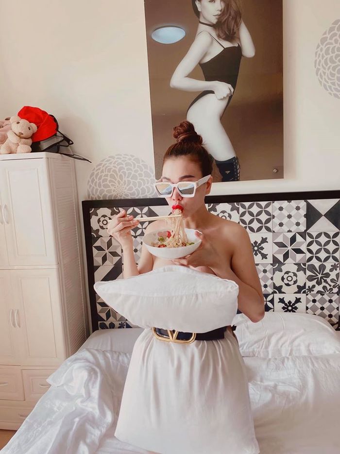 Sao Việt đu trend biến gối thành váy