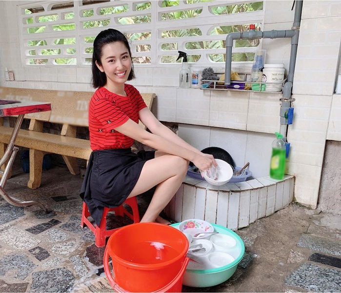 Nam Thư để lộ mặt mộc, Hari Won ngủ cùng mèo cưng