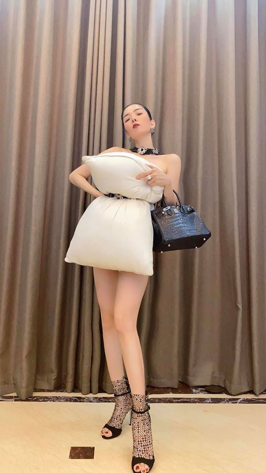 Nam Thư để lộ mặt mộc, Hari Won ngủ cùng mèo cưng