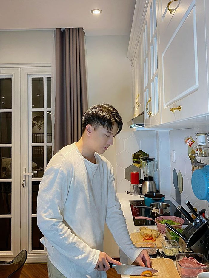 Nam Thư để lộ mặt mộc, Hari Won ngủ cùng mèo cưng
