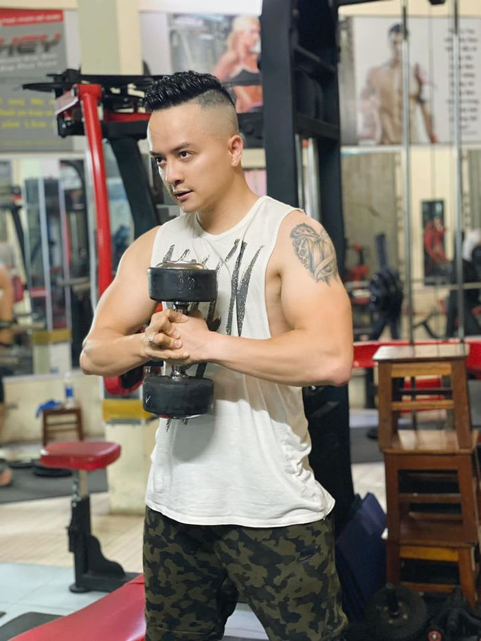 Lý Nhã Kỳ giản dị đi hái rau củ, BB Trần diện xuyên thấu cực gợi cảm