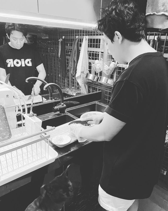 Hương Tràm mặc váy ngắn đi chùa, Trấn Thành vào bếp nấu ăn cho vợ