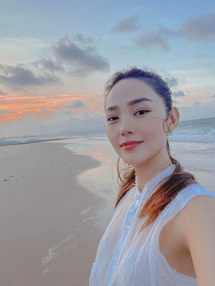 Hương Tràm mặc váy ngắn đi chùa, Trấn Thành vào bếp nấu ăn cho vợ
