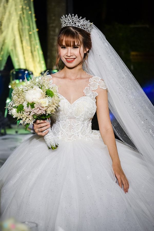 Choáng với chiếc váy cưới 10000 USD Trấn Thành dành tặng Hari Won trong  ngày cưới