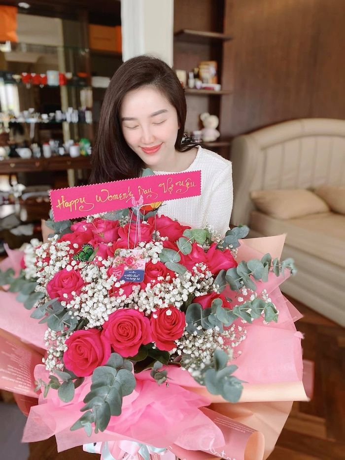 Bảo Thy lần đầu khoe biệt thự đẹp như tòa lâu đài của nhà chồng