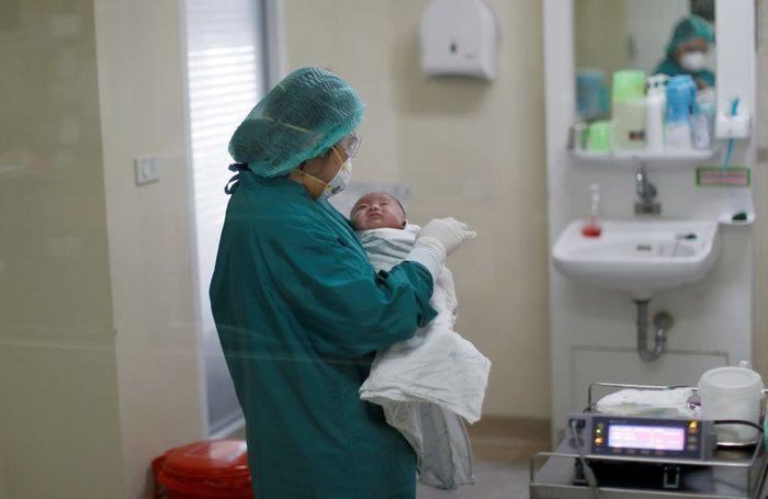 Hình ảnh của em bé 1 tháng tuổi chiến thắng Covid-19