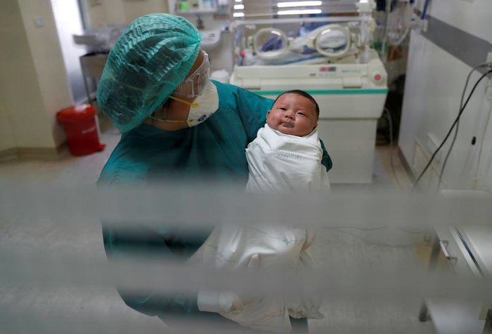Hình ảnh của em bé 1 tháng tuổi chiến thắng Covid-19