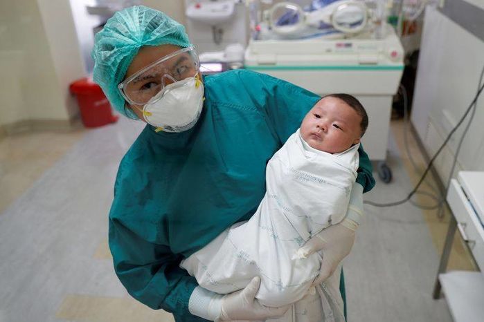 Hình ảnh của em bé 1 tháng tuổi chiến thắng Covid-19