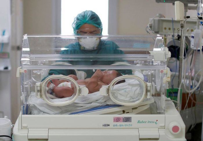 Hình ảnh của em bé 1 tháng tuổi chiến thắng Covid-19