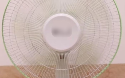 Mẹo làm sạch máy quạt không cần tháo khung với baking soda, giấm