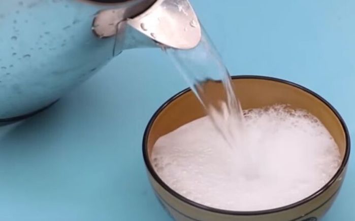 Mẹo làm sạch máy quạt không cần tháo khung với baking soda, giấm