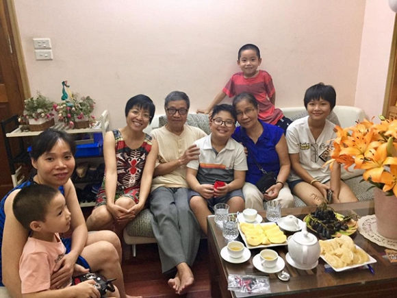 Chuyện làm dâu của sao: Vợ cũ Bằng Kiều xem bố mẹ chồng như ruột thịt