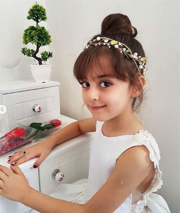 Bé gái khiến bố nghỉ việc để làm vệ sĩ giờ là mẫu nhí sở hữu fan khủng