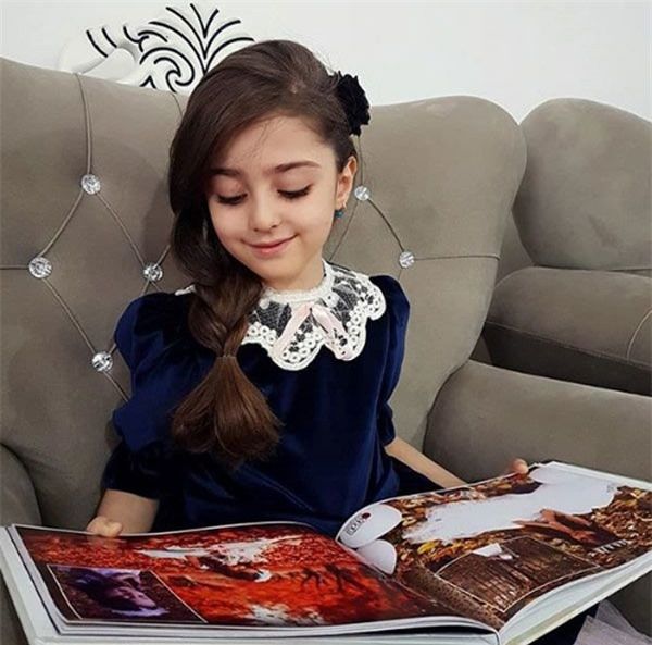 Bé gái khiến bố nghỉ việc để làm vệ sĩ giờ là mẫu nhí sở hữu fan khủng