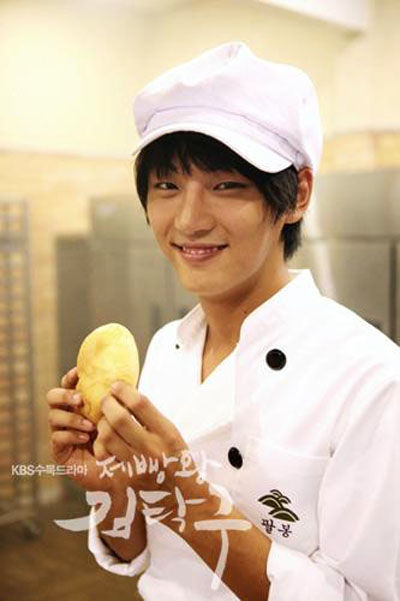 Dàn sao “Vua bánh mì” sau 10 năm: Yoon Shi Yoon loay hoay tìm chỗ đứng