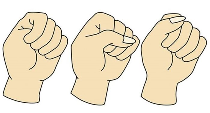 Cách nắm tay tiết lộ tính cách: Ngón cái hướng lên là người thông minh