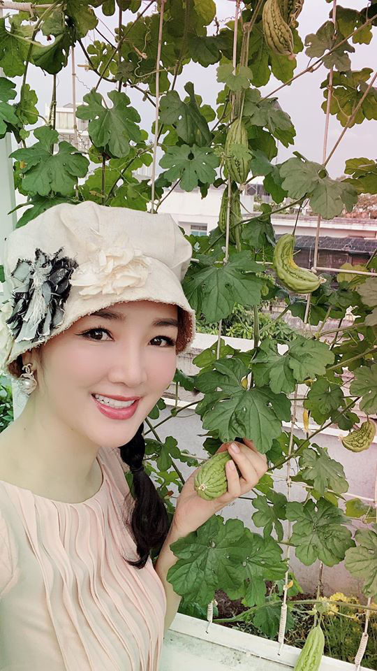 Hoa hậu Giáng My khoe vườn rau và hoa tự trồng