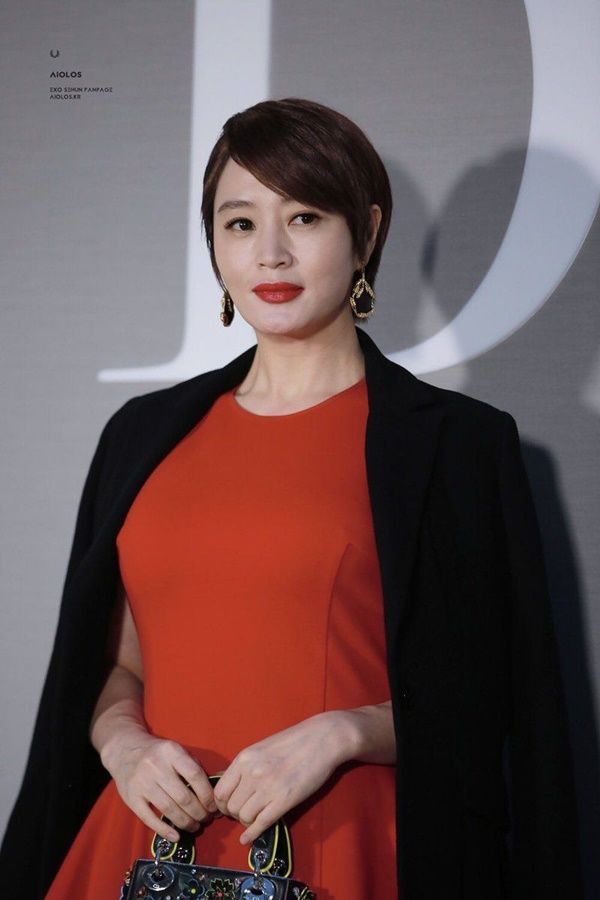 Kim Hye Soo 50 tuổi vẫn trẻ đẹp nhờ bí quyết dưỡng da này