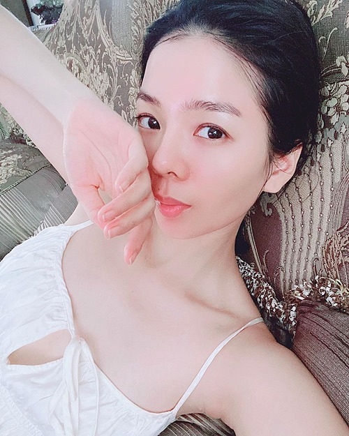 Ảnh sao Việt 6/4 của Đông Nhi, Hải Băng, Hari Won...