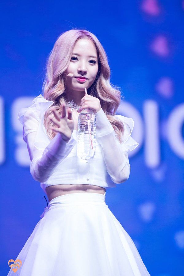 Loạt idol nữ sở hữu vòng hai thon nhỏ khó tin